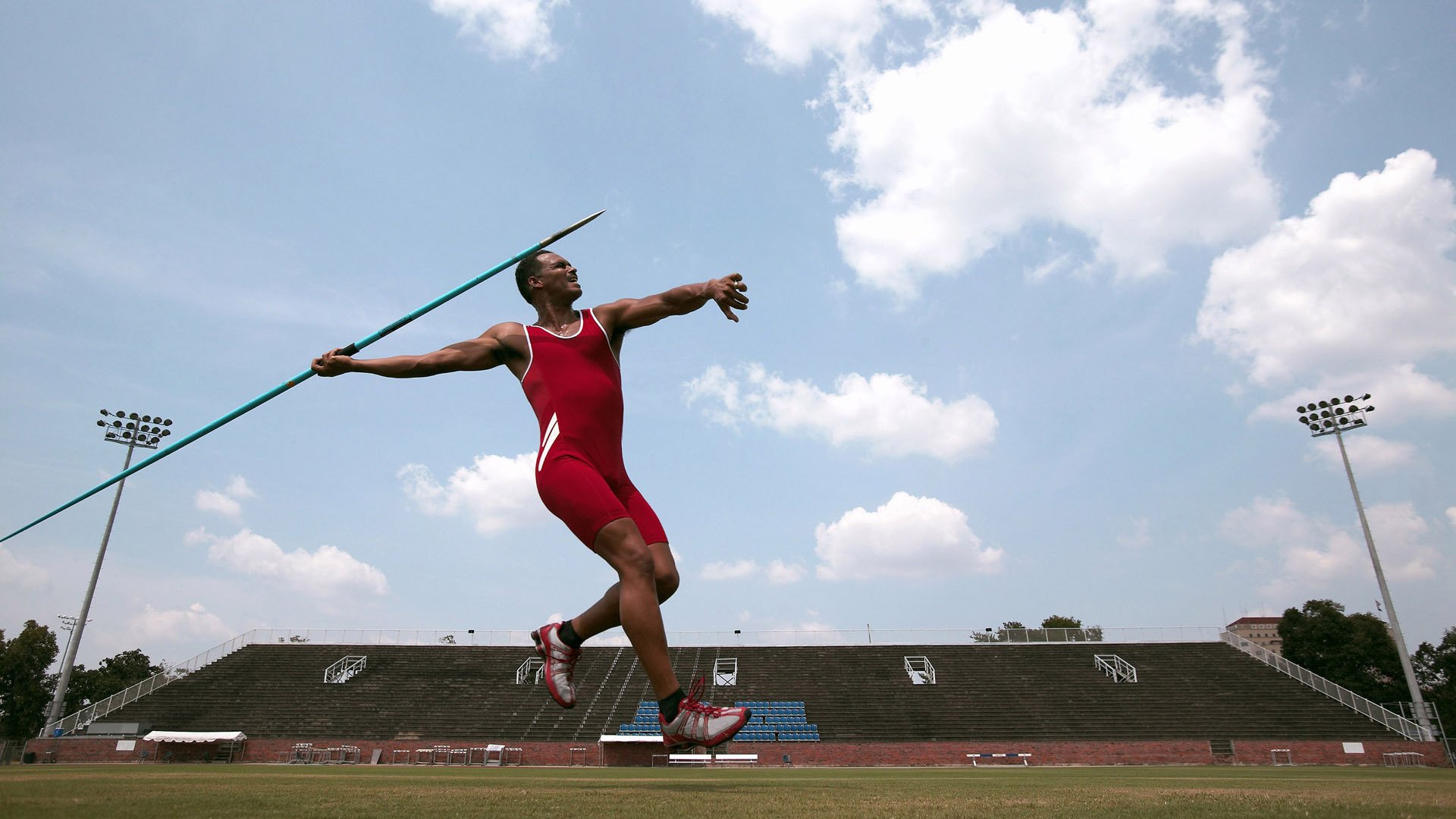 单杠引体向上之王赛 自重力量成为硬核名片